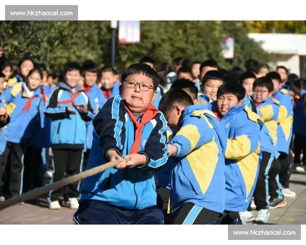 二年级同学在操场上奋力拔河比赛的精彩瞬间与团结精神展示
